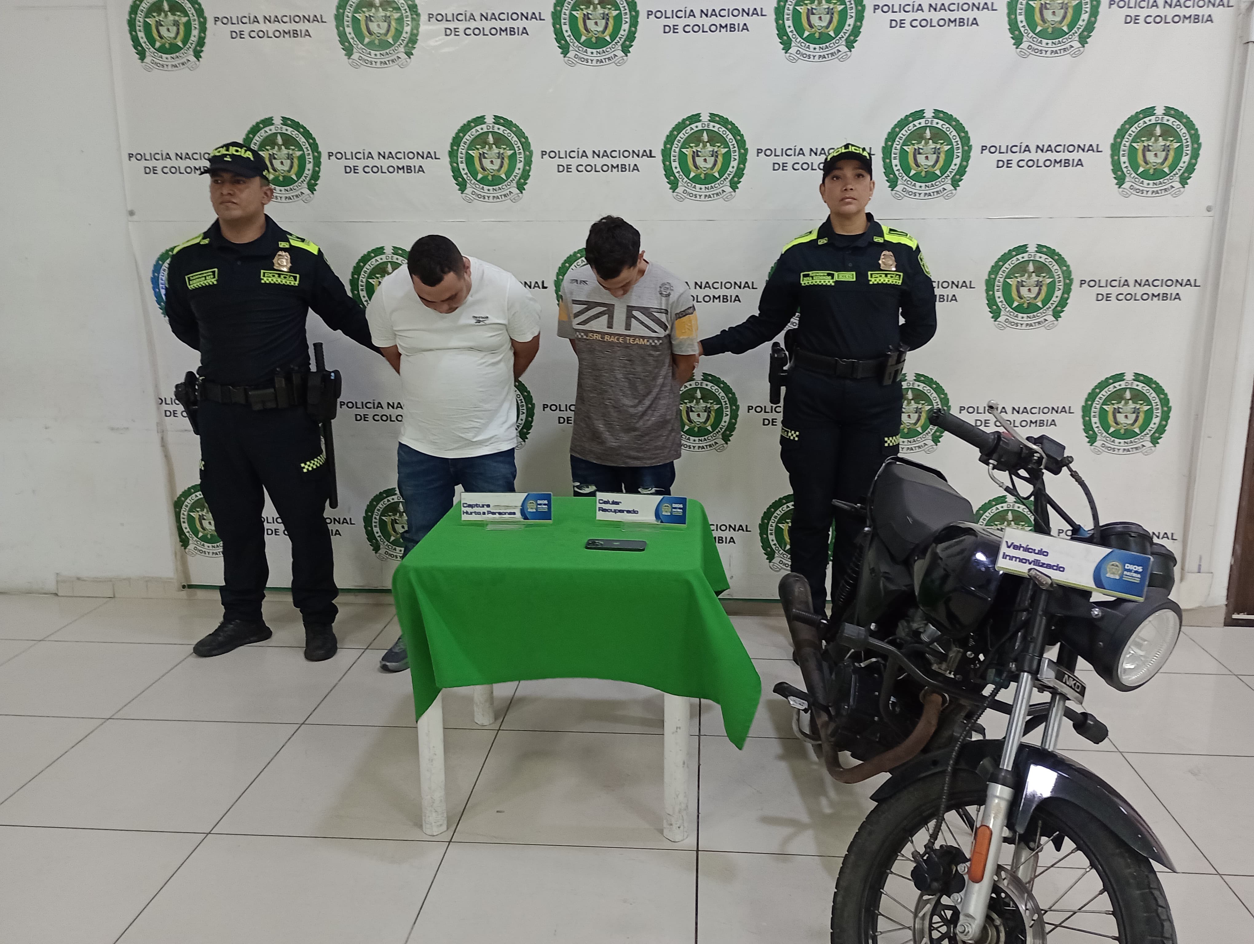 POLICÍA NACIONAL EN BUCARAMANGA CAPTURÓ A DOS MOTOLADRONES