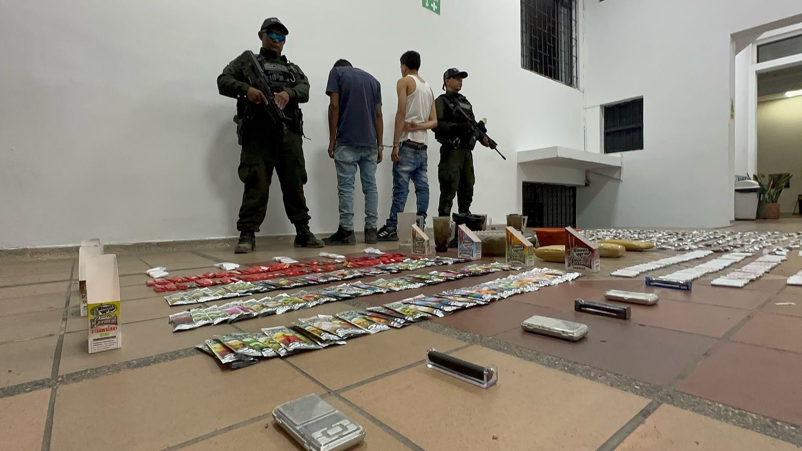 LA POLICÍA NACIONAL EN BUCARAMANGA CAPTURÓ A DOS HOMBRES DE NACIONALIDAD EXTRANJERA CON ESTUPEFACIENTES.