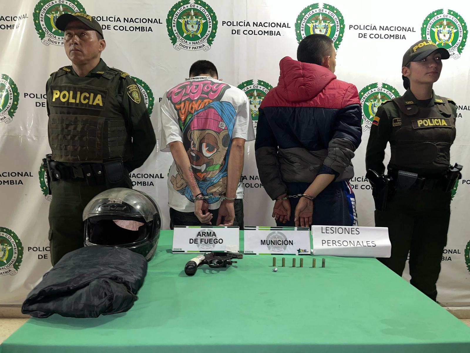 LA POLICÍA EN BUCARAMANGA CAPTURÓ A DOS  HERMANOS CONOCIDOS COMO "BAIRON Y "JHON" CON UN ARMA DE FUEGO