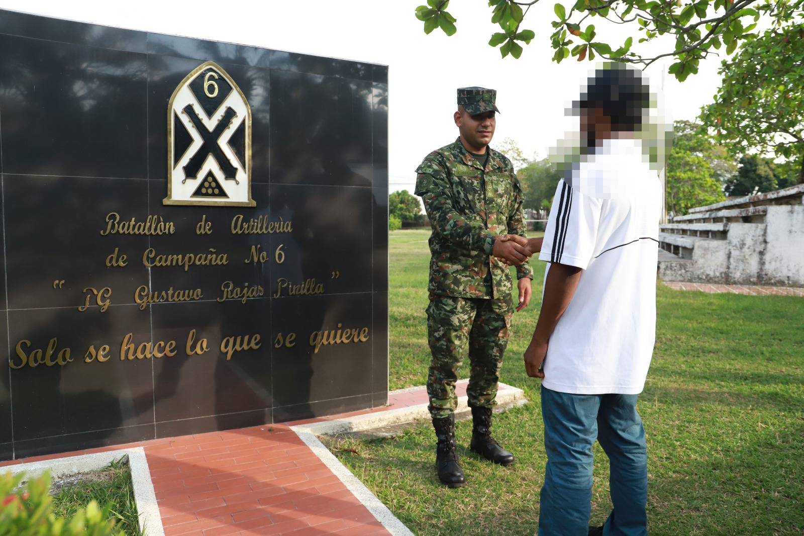 Ante tropas del Ejército Nacional en Santander un integrante del GAO ELN se desmovilizó y otro del GAO Clan del Golfo se sometió a la justicia