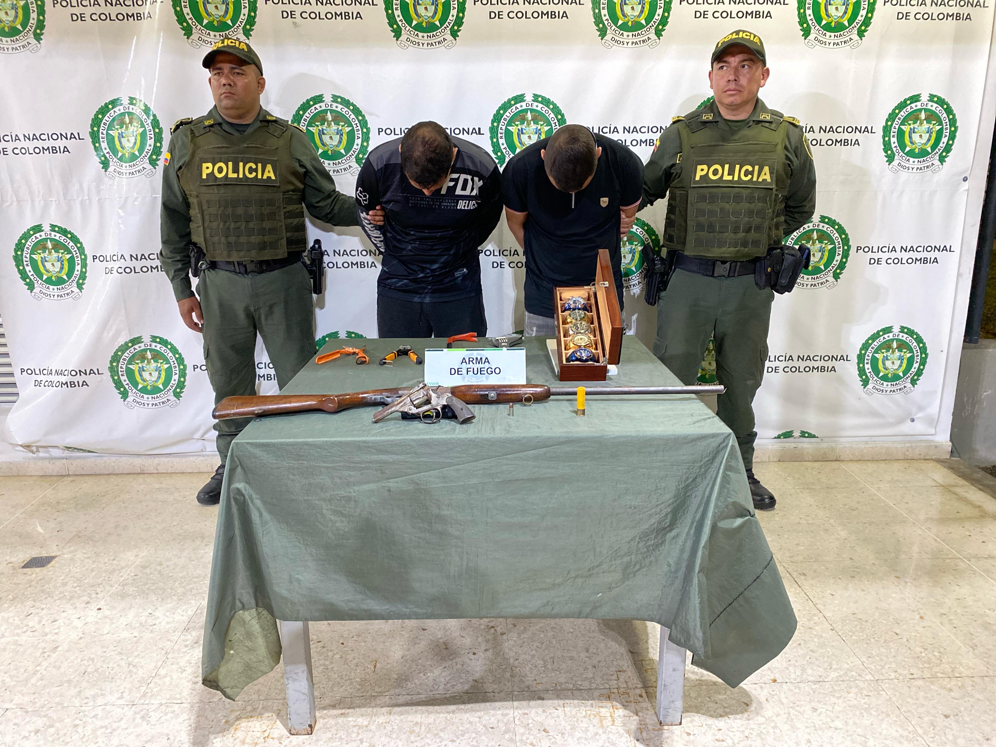 La Policia Metropolitana De Bucaramanga capturó a dos delincuentes quienes hurtaron elementos de una vivienda