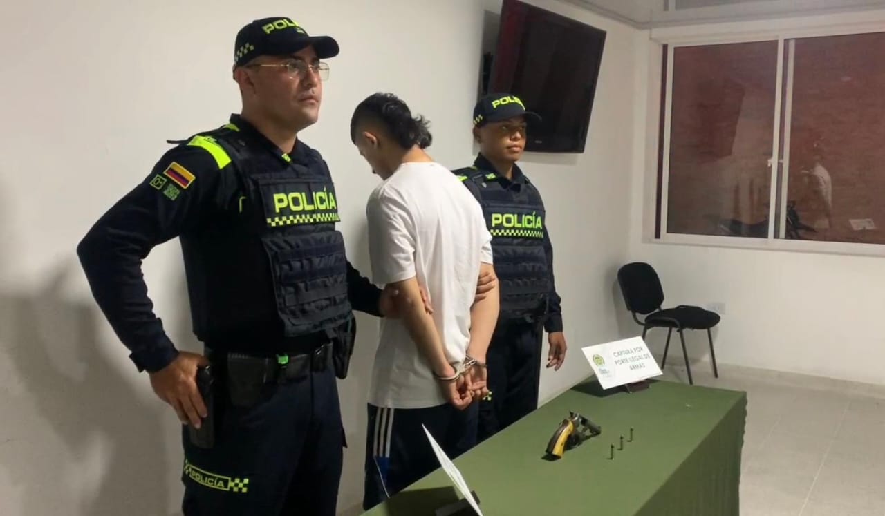 LA POLICÍA EN PIEDECUESTA CAPTURÓ A UN HOMBRE  POR EL DELITO DE  FABRICACIÓN, TRÁFICO O PORTE DE ARMAS DE FUEGO.