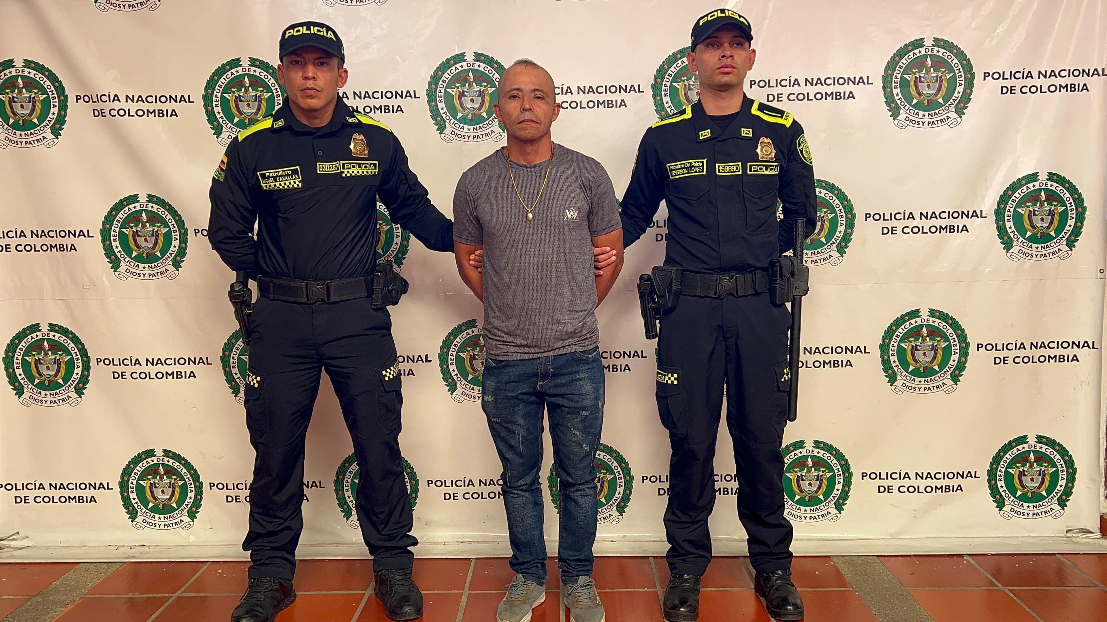 LA POLICÍA METROPOLITANA DE BUCARAMANGA CAPTURÓ UN HOMBRE DE 46 AÑOS CON CIRCULAR AZUL.