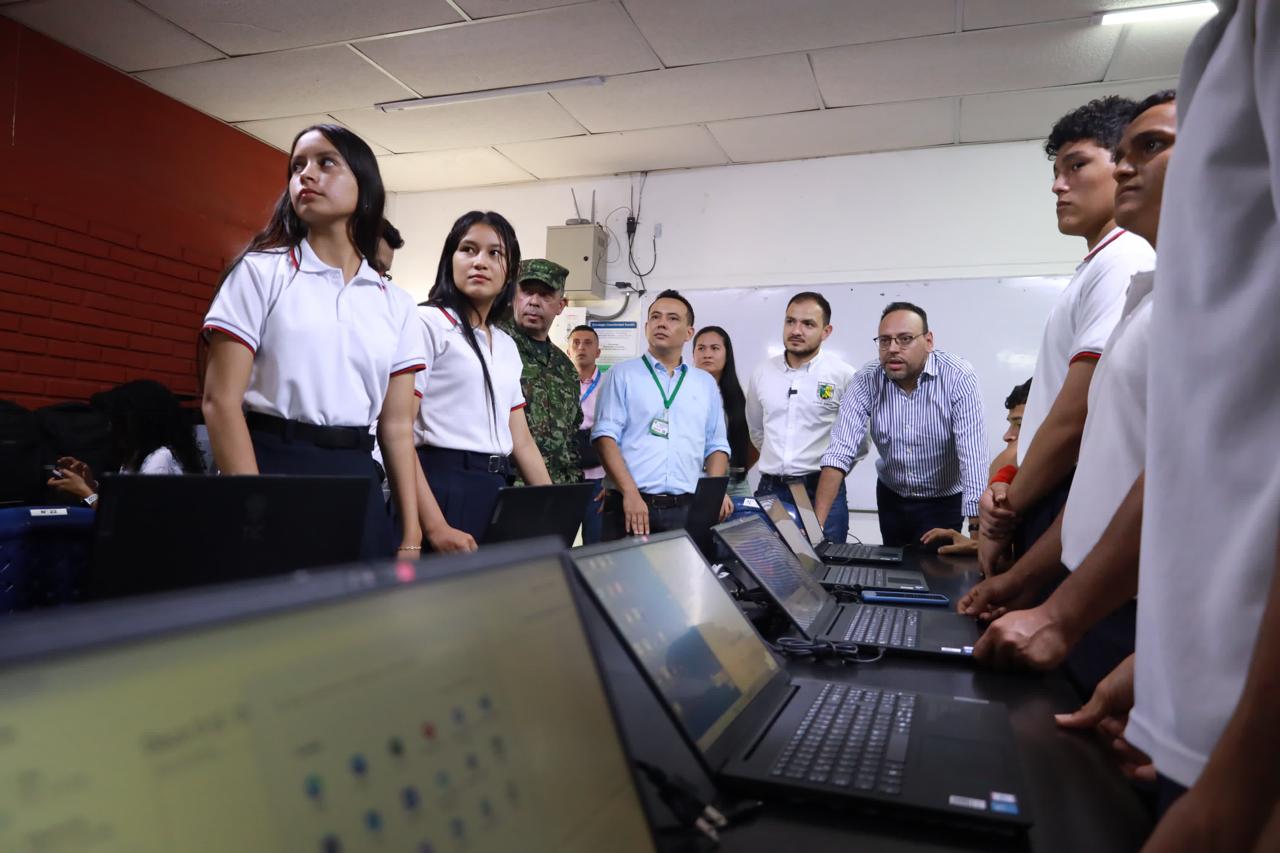 Juntos Por El Catatumbo: Ejército Nacional, Ministerio de Educación y Ministerio de las TIC entregan computadores a centros escolares del Catatumbo