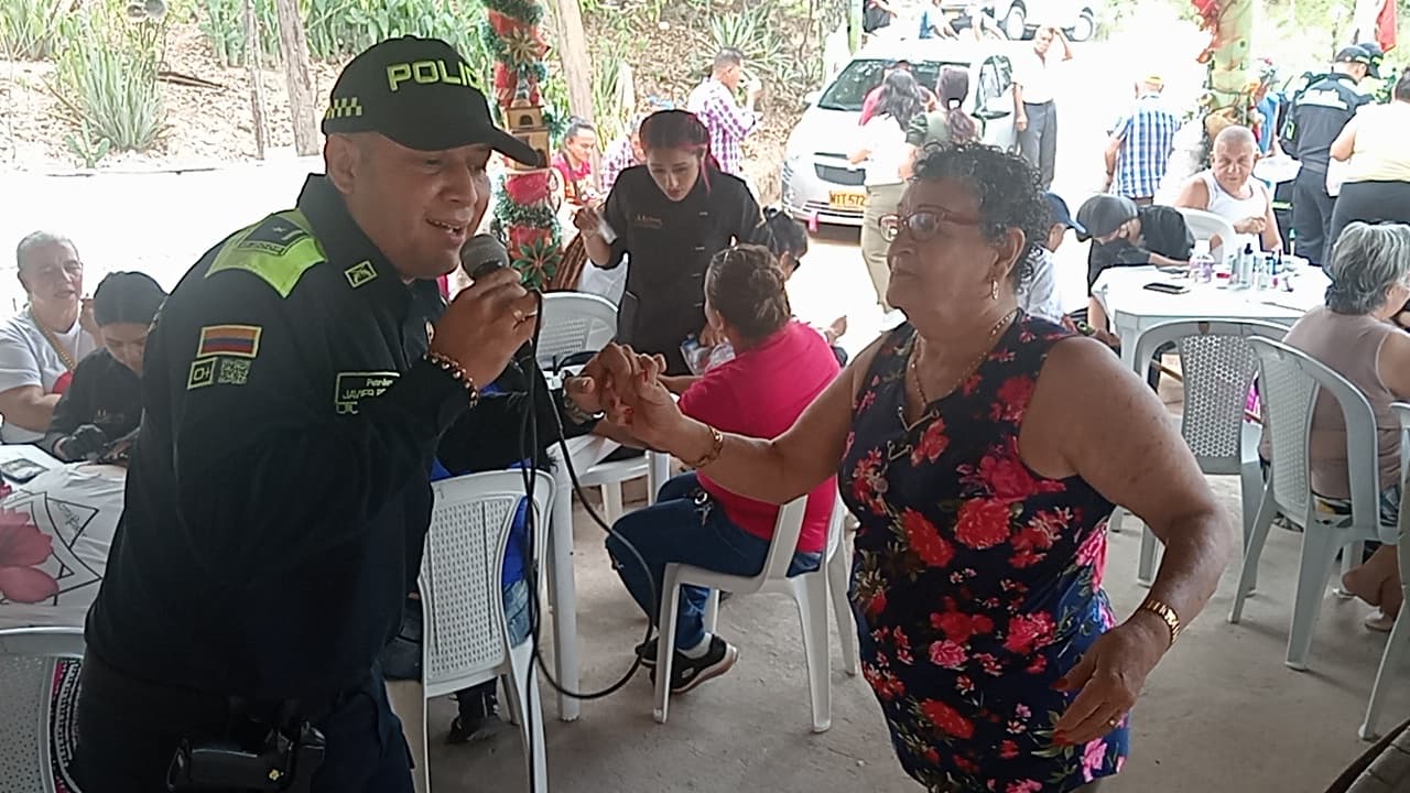 La Policía se conecta con el corazón de los adultos mayores en Nuevo Girón