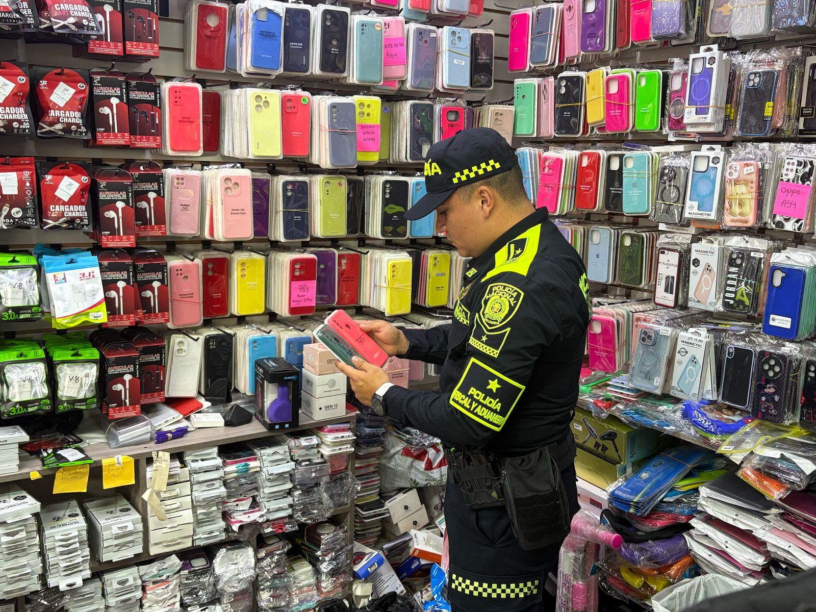 MEDIANTE CONTROLES ADUANEROS EN LOS DIFERENTES PUNTOS DE LA CIUDAD Y VÍAS DEL DEPARTAMENTO DE SANTANDER, MANTENEMOS EL COMPROMISO Y EL PROGRESO ECONÓMICO Y SOCIAL DEL PAÍS