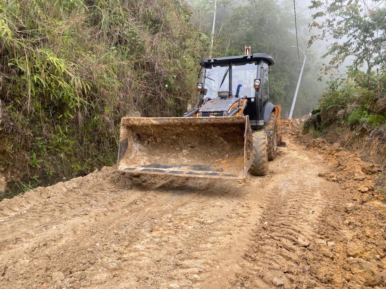 Maquinaria amarilla atendió 19 puntos críticos por derrumbes