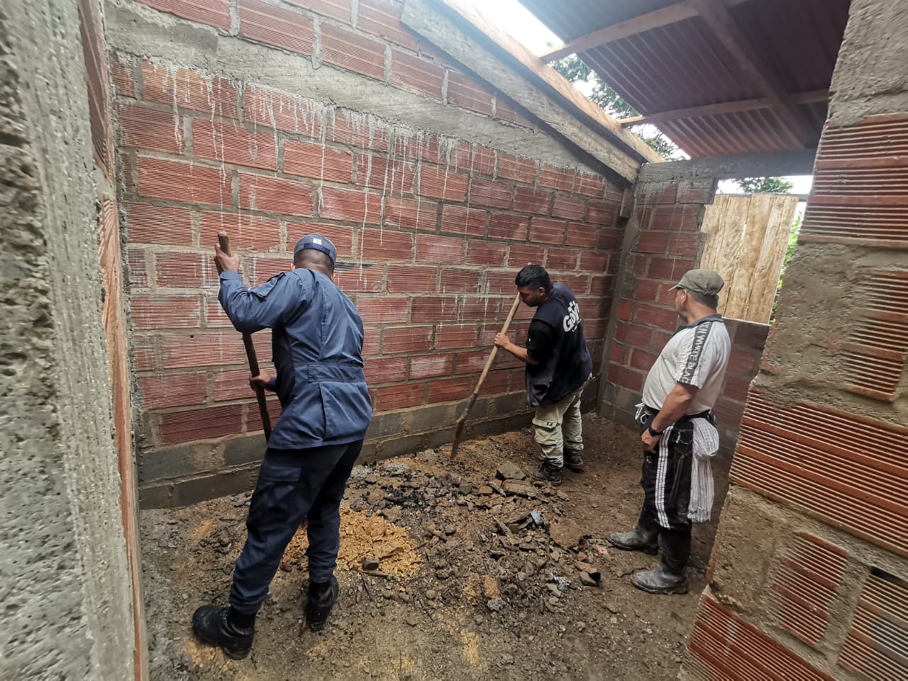 El desminado humanitario se une para construir una vivienda que favorecerá a una familia de escasos recursos