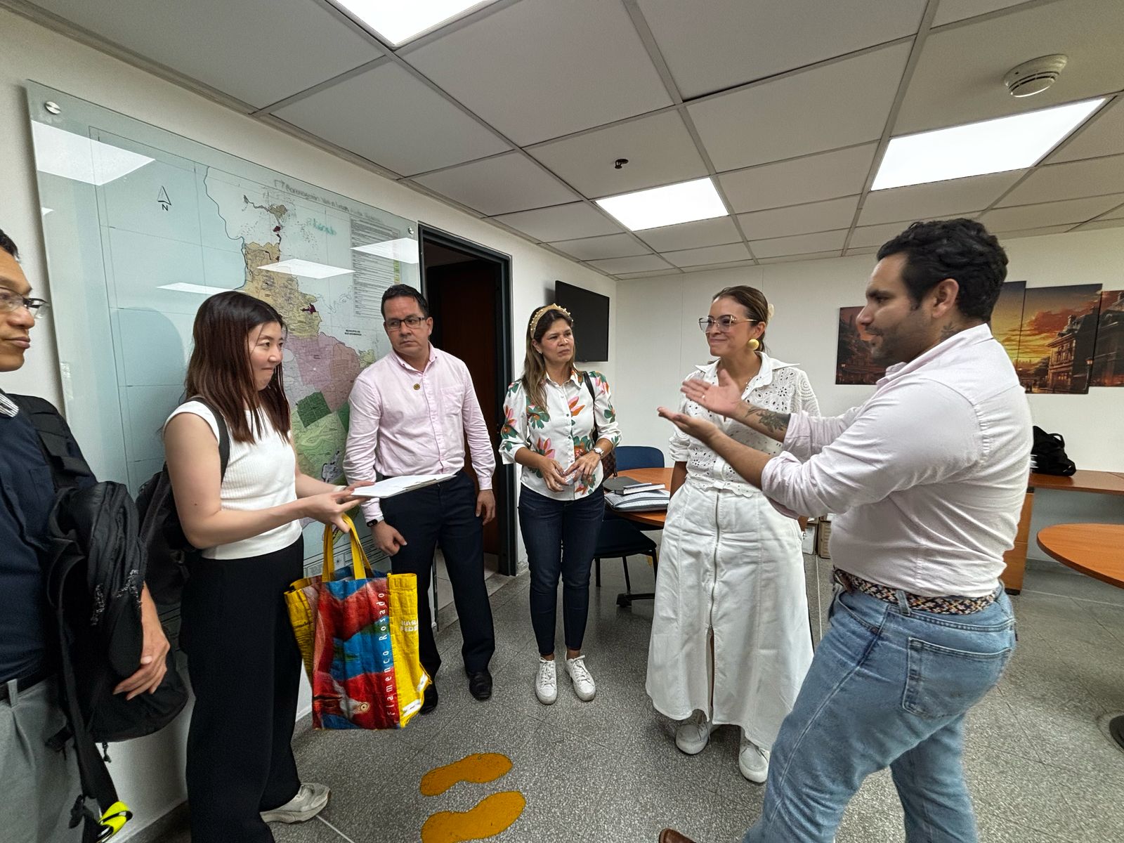 Bucaramanga recibe visita de JICA para explorar cooperación técnica con la Secretaría de Planeación y el Cuerpo de Bomberos