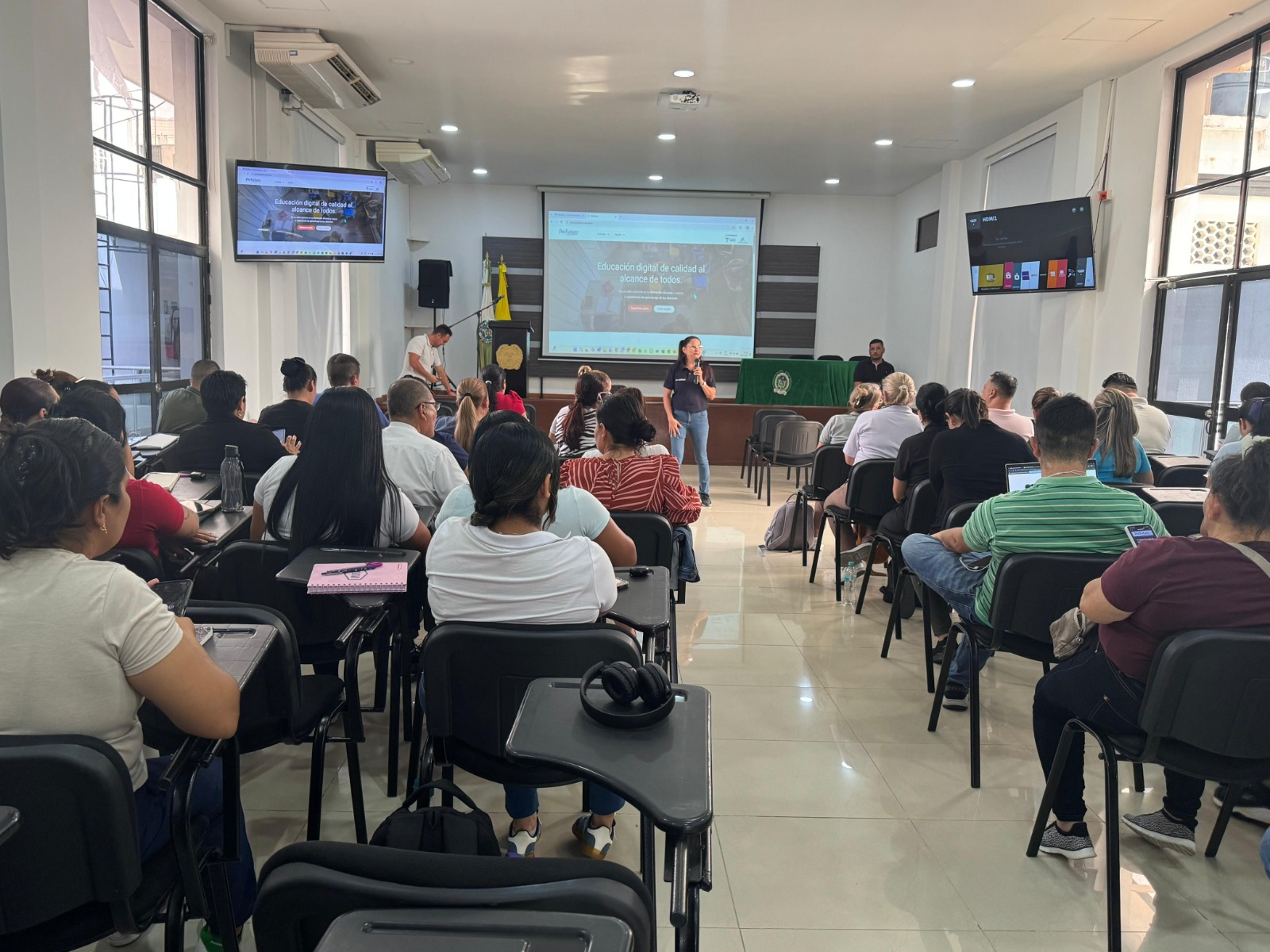 Escuela TIC familia llega a la Policía  Metropolitana de Bucaramanga