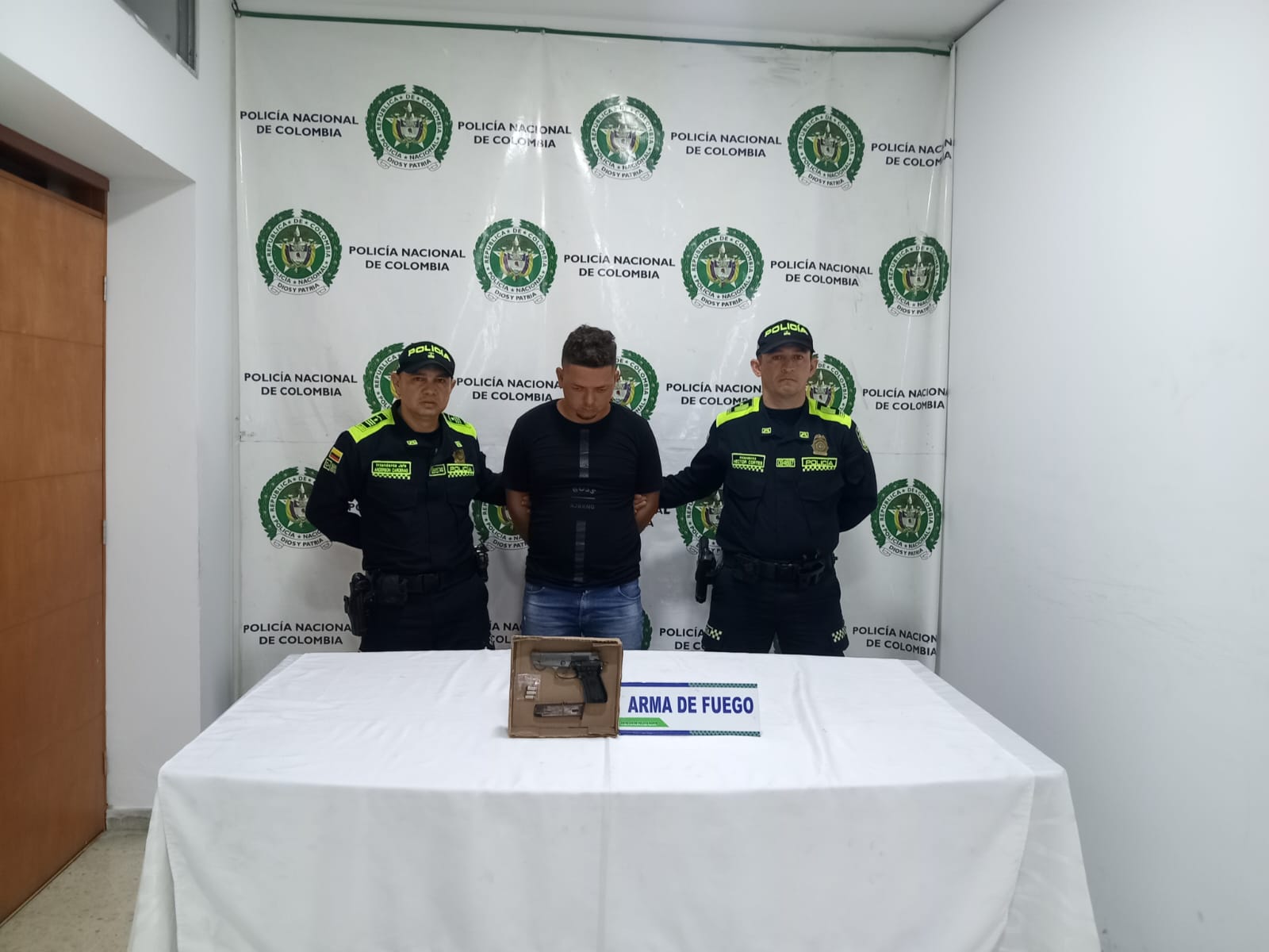 Policía Metropolitana de Bucaramanga captura a “Jhon Jairo” con arma de fuego durante puesto de control en el barrio Café Madrid