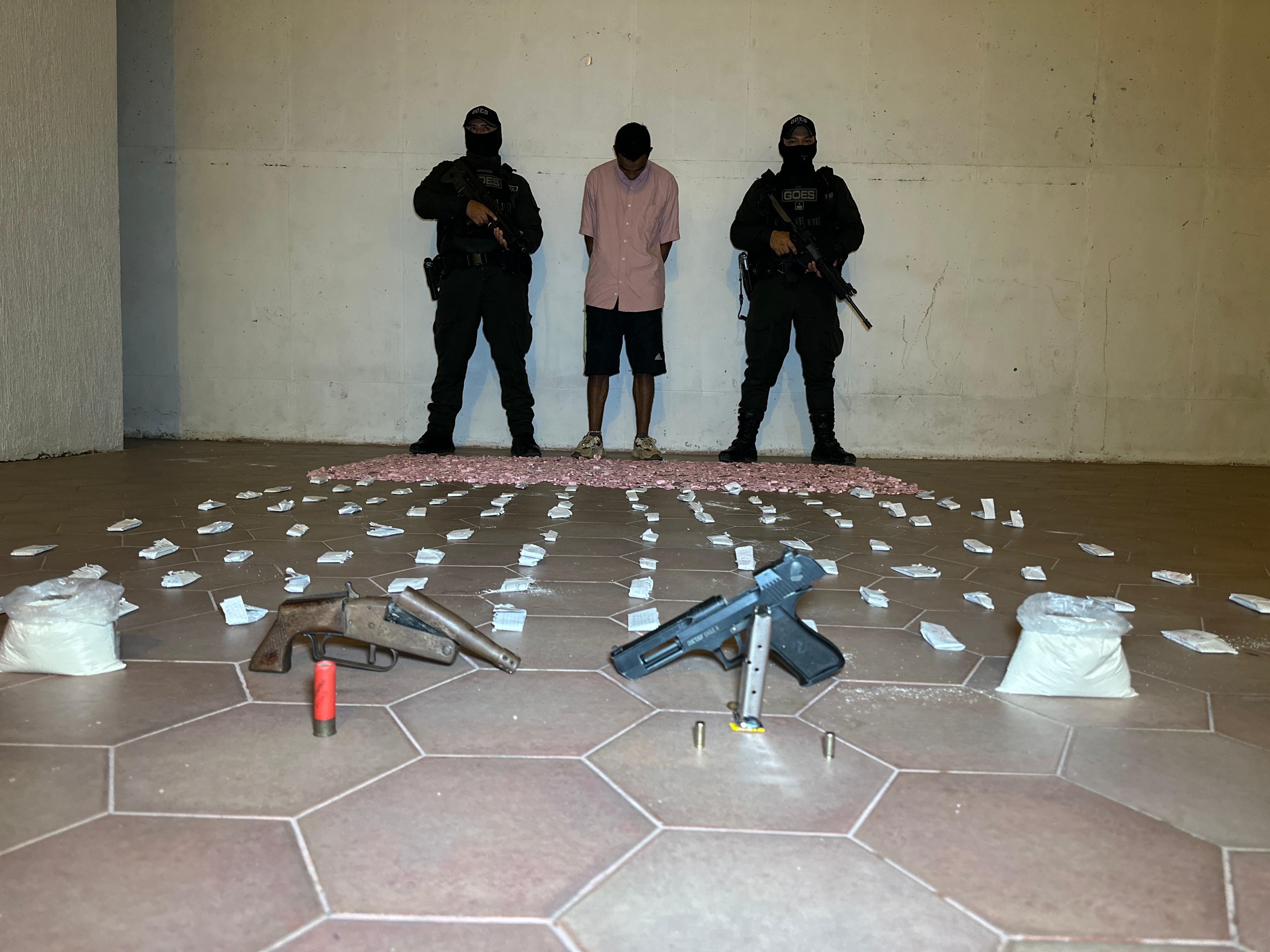 GOLPE AL MICROTRÁFICO EN PIEDECUESTA, CAPTURADO UN DELINCUENTE CON ARMAS DE FUEGO Y MÁS DE 7 MIL DOSIS DE ESTUPEFACIENTES.