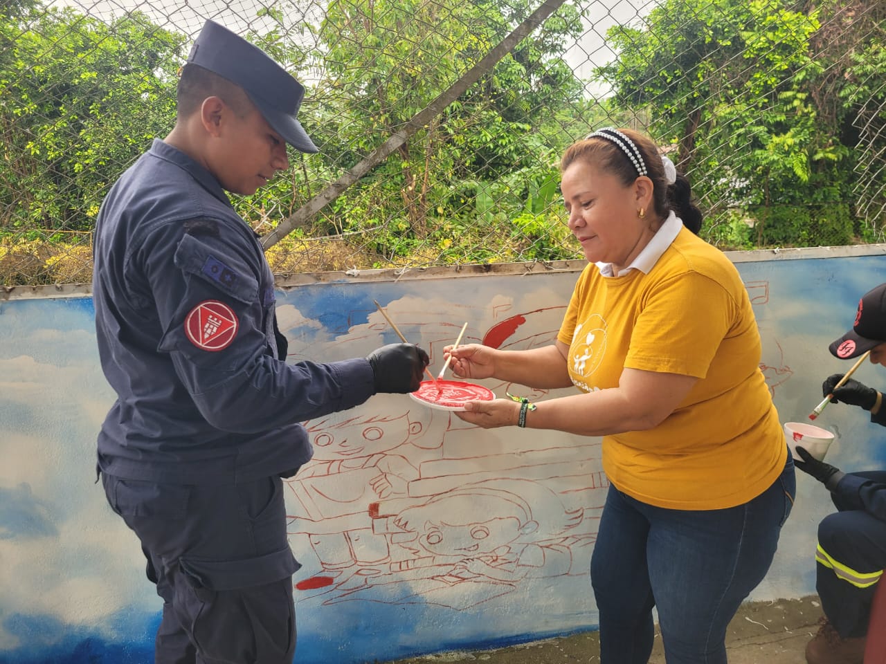 Soldados del Batallón de Ingenieros de Desminado Humanitario N.º 5 apoyando a la comunidad de Orito, Putumayo.