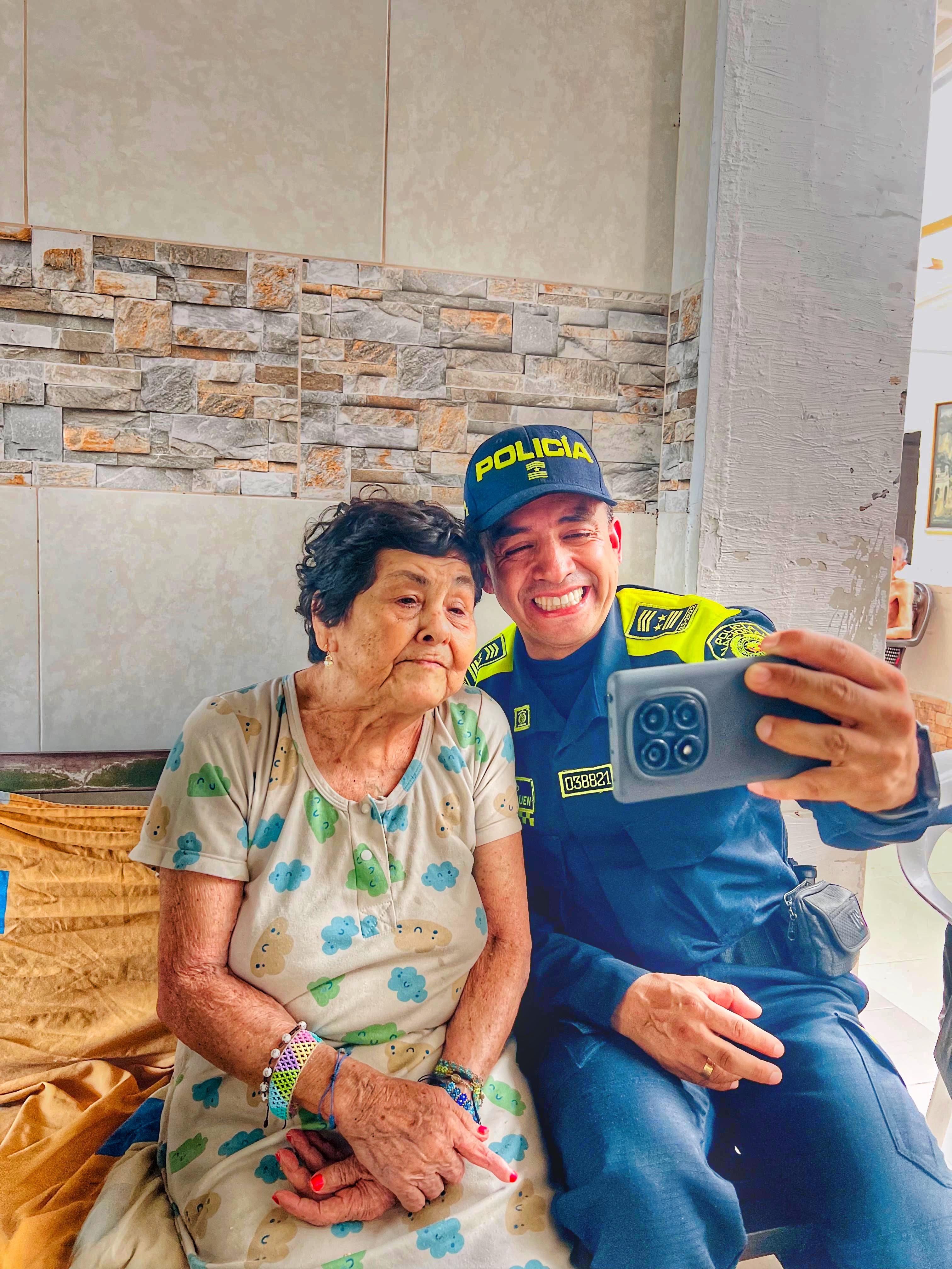 La Policía Metropolitana de Bucaramanga recolectó más de 2.500 pañales para adultos mayores.