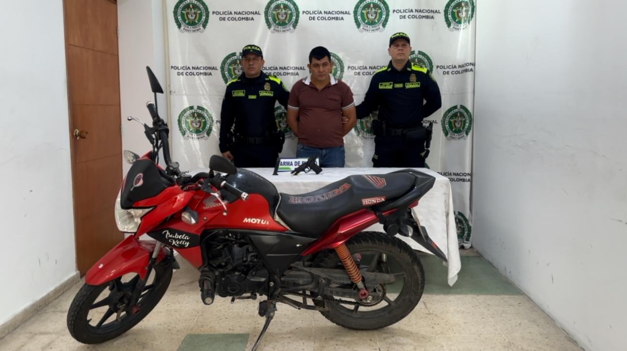 LA POLICÍA EN BUCARAMANGA CAPTURÓ A UN HOMBRE POR LOS DELITOS DE LESIONES PERSONALES Y FABRICACIÓN, TRÁFICO O PORTE DE ARMAS DE FUEGO