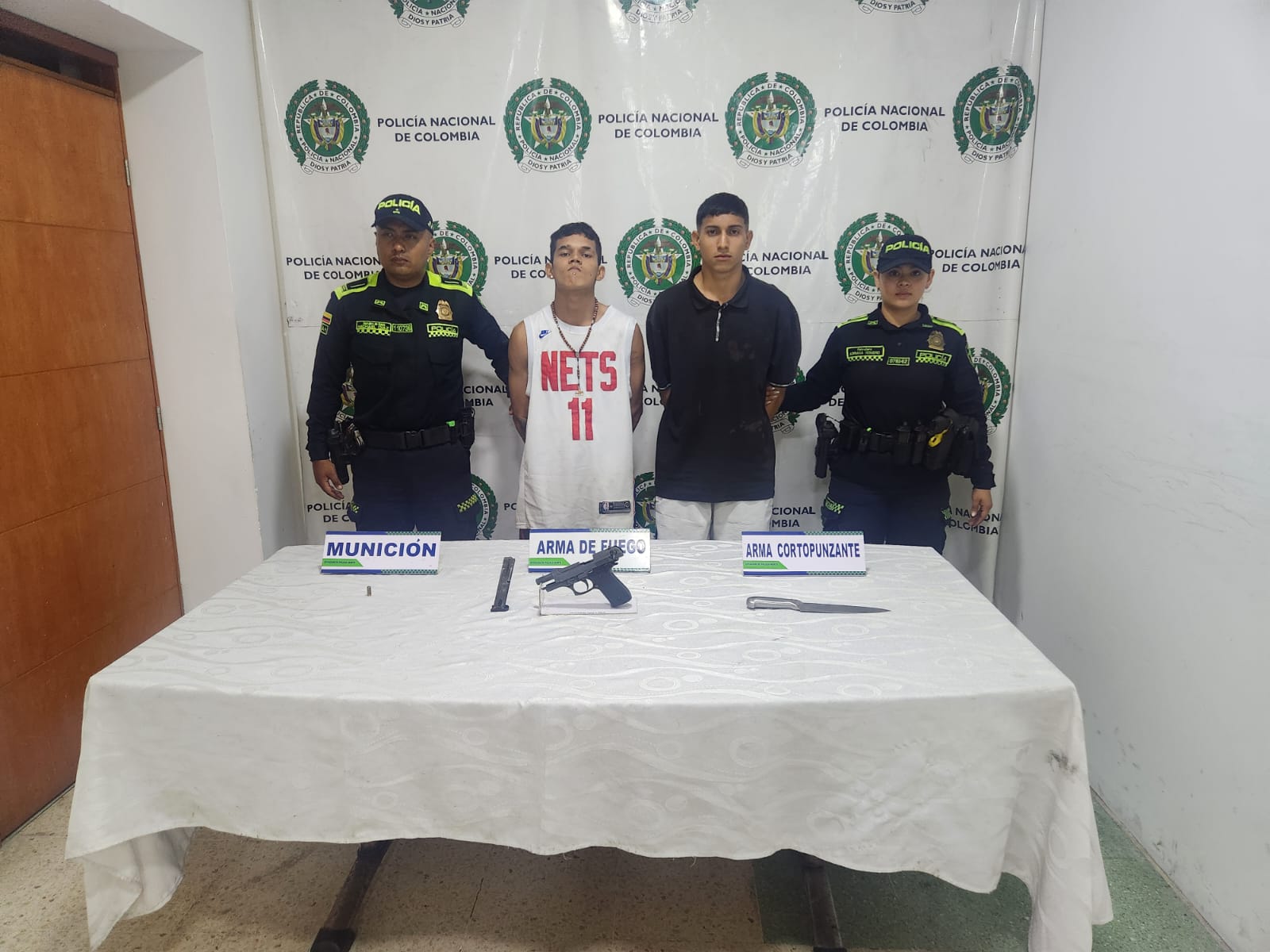 LA POLICÍA NACIONAL EN BUCARAMANGA CAPTURÓ A "CAMI" Y "ALEX" POR LOS DELITOS DE AMENAZA, INTIMIDACIÓN Y FABRICACIÓN, PORTE O TENENCIA DE ARMAS DE FUEGO