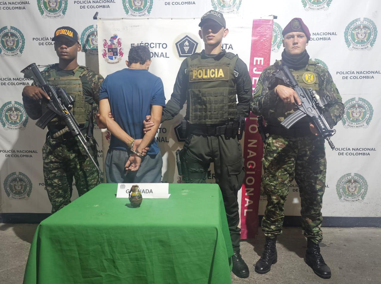 #Barrancabermeja || El Ejército Nacional en coordinación con la Policía, lograron la captura en flagrancia de un sujeto quien transportaba una granada de mano, en la comuna 7 del distrito petrolero. 