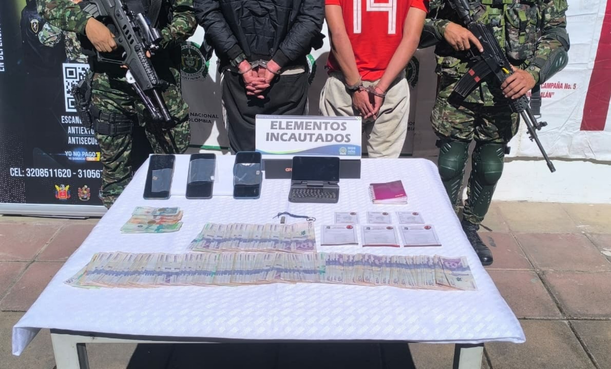 Ejército Nacional y Policía capturan en flagrancia a dos presuntos extorsionistas del ELN en Coromoro, Santander