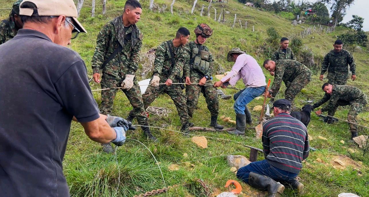 Soldados del Batallón Caldas apoyan obras sociales para garantizar el acceso al agua potable en zona rural de Suratá, Santander