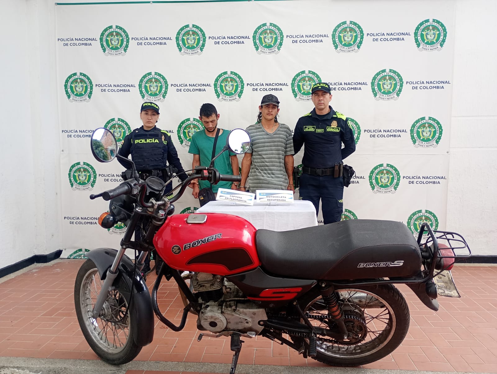 *PLAN CANDADO Y RÁPIDA REACCIÓN POLICIAL PERMITEN LA CAPTURA DE DOS HOMBRES POR HURTO DE MOTOCICLETA EN FLORIDABLANCA*