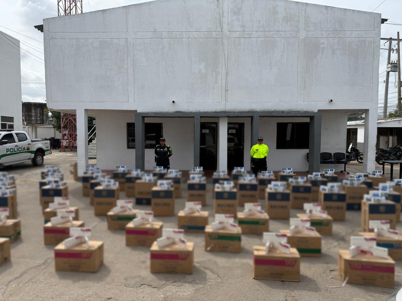 LA POLICÍA FISCAL Y ADUANERA ASESTA GOLPE AL CONTRABANDO DE CIGARRILLOS EN LA GUAJIRA