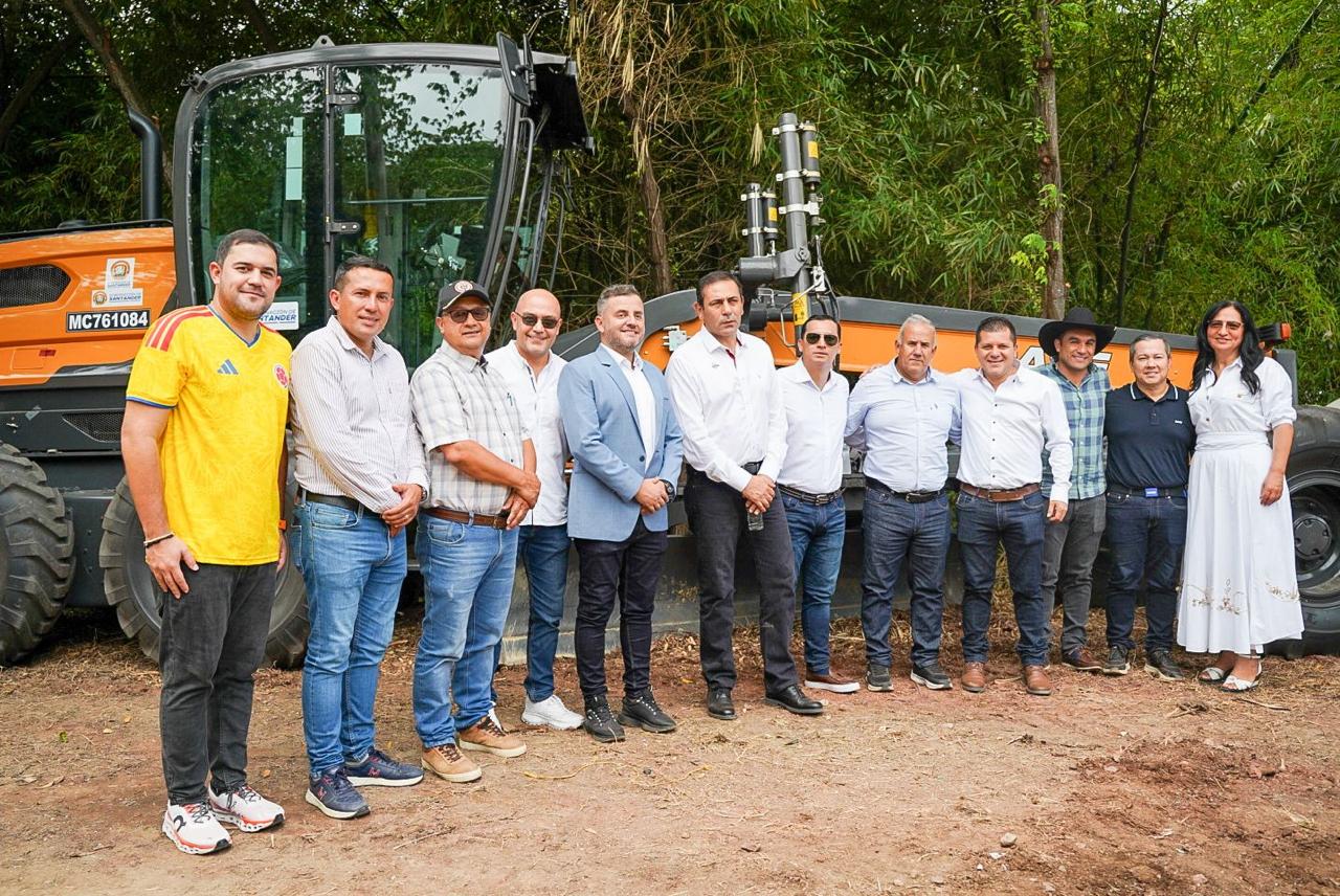 Gobernador enciende los motores de la maquinaria amarilla en Santander