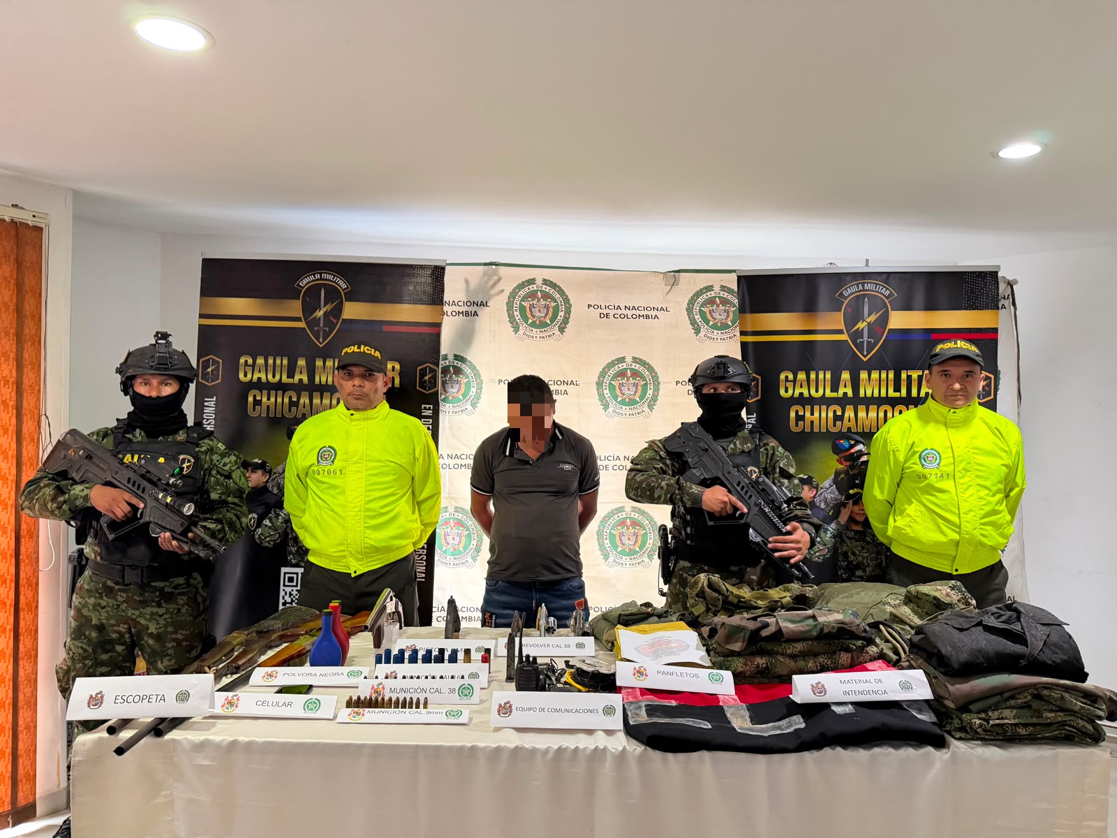 Ejército Nacional capturó a presunto integrante del GAO ELN con importante material de guerra y explosivos, que representaba una amenaza para los habitantes de Santander