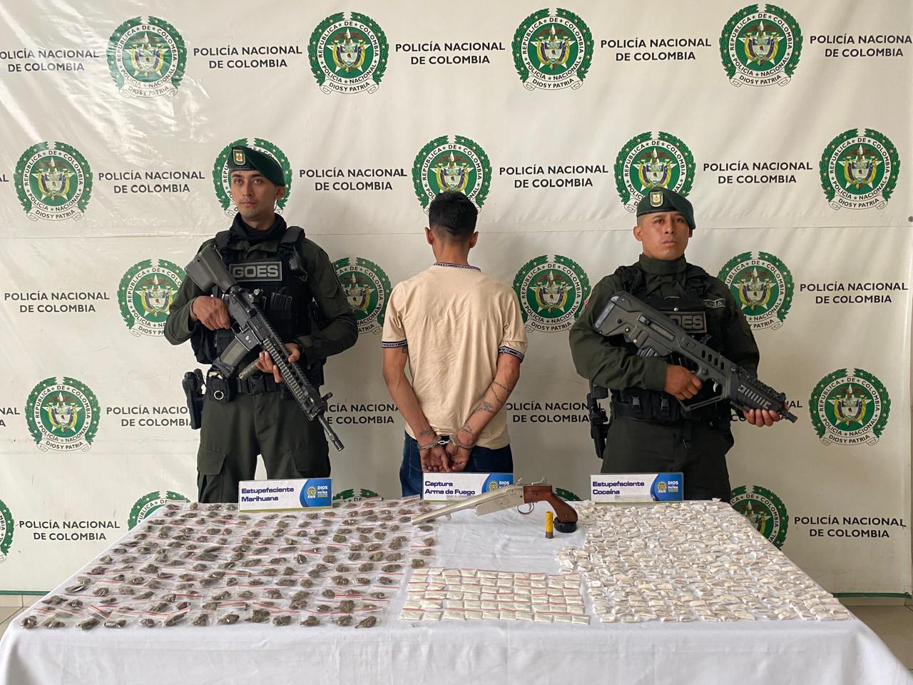 LA POLICÍA NACIONAL EN BUCARAMANGA CAPTURÓ A UN HOMBRE CON UN ARMA DE FUEGO Y SUSTANCIAS ESTUPEFACIENTES