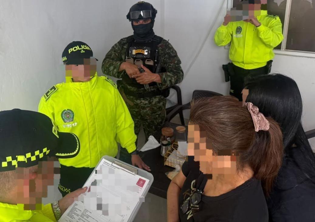 En Santander, Ejército Nacional captura a dos mujeres requeridas por la justicia ecuatoriana, presuntamente vinculadas al entorno de alias Fito
