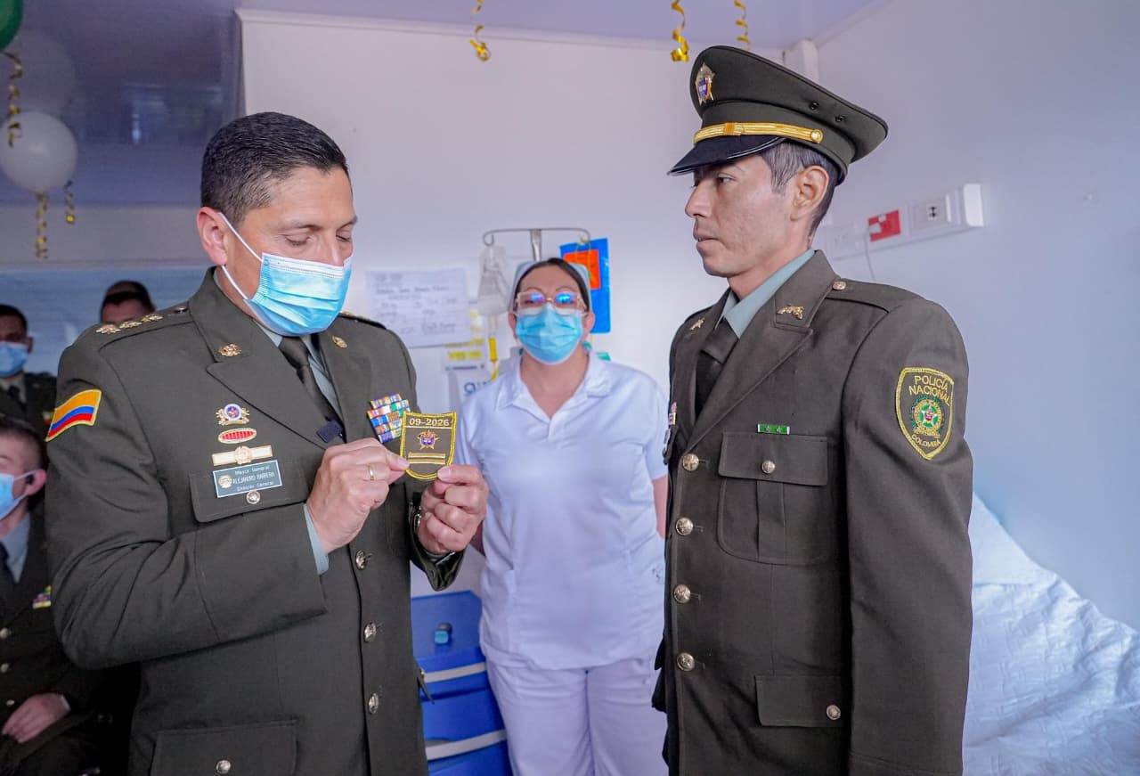 Uniformado recibió su ascenso al grado de subintendente en el Hospital Central por parte del Director de la Policía Nacional