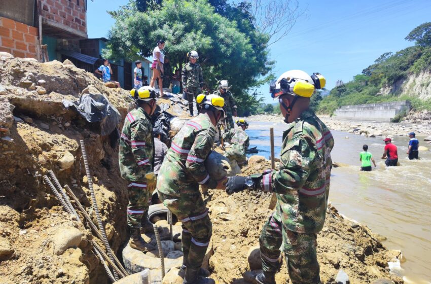  *Ejército Nacional apoyó a la comunidad tras el desbordamiento del río de Oro en Bucaramanga, Santander*